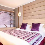 Nude - Color Vision Hotel