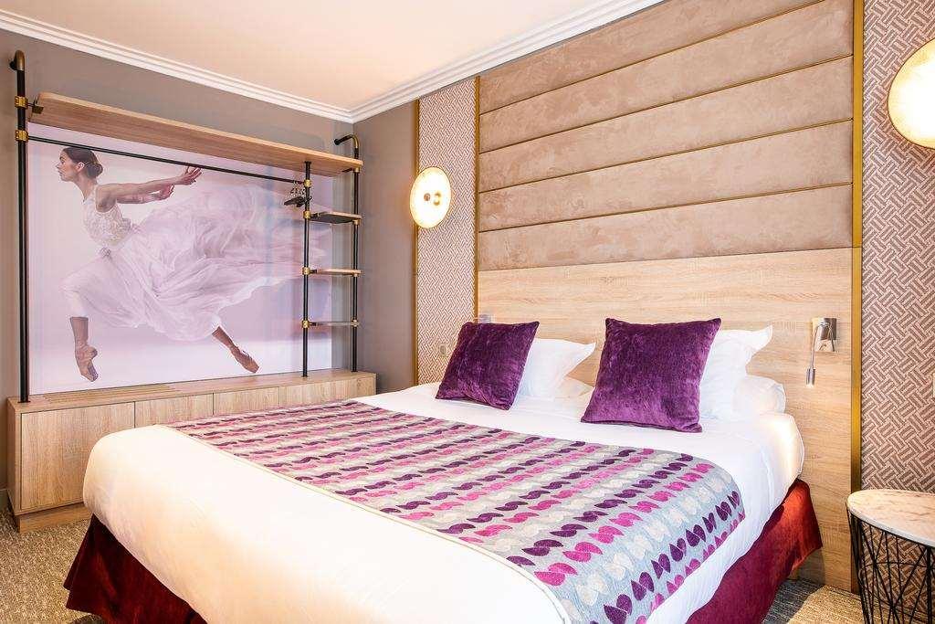 Nude - Color Vision Hotel