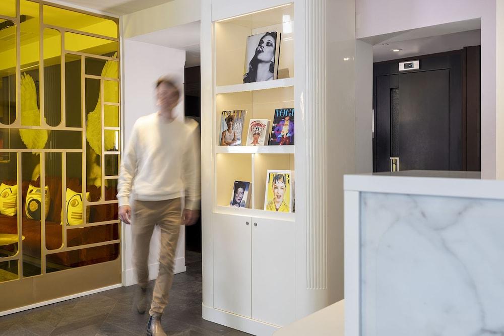 Nude - Color Vision Hotel Parigi