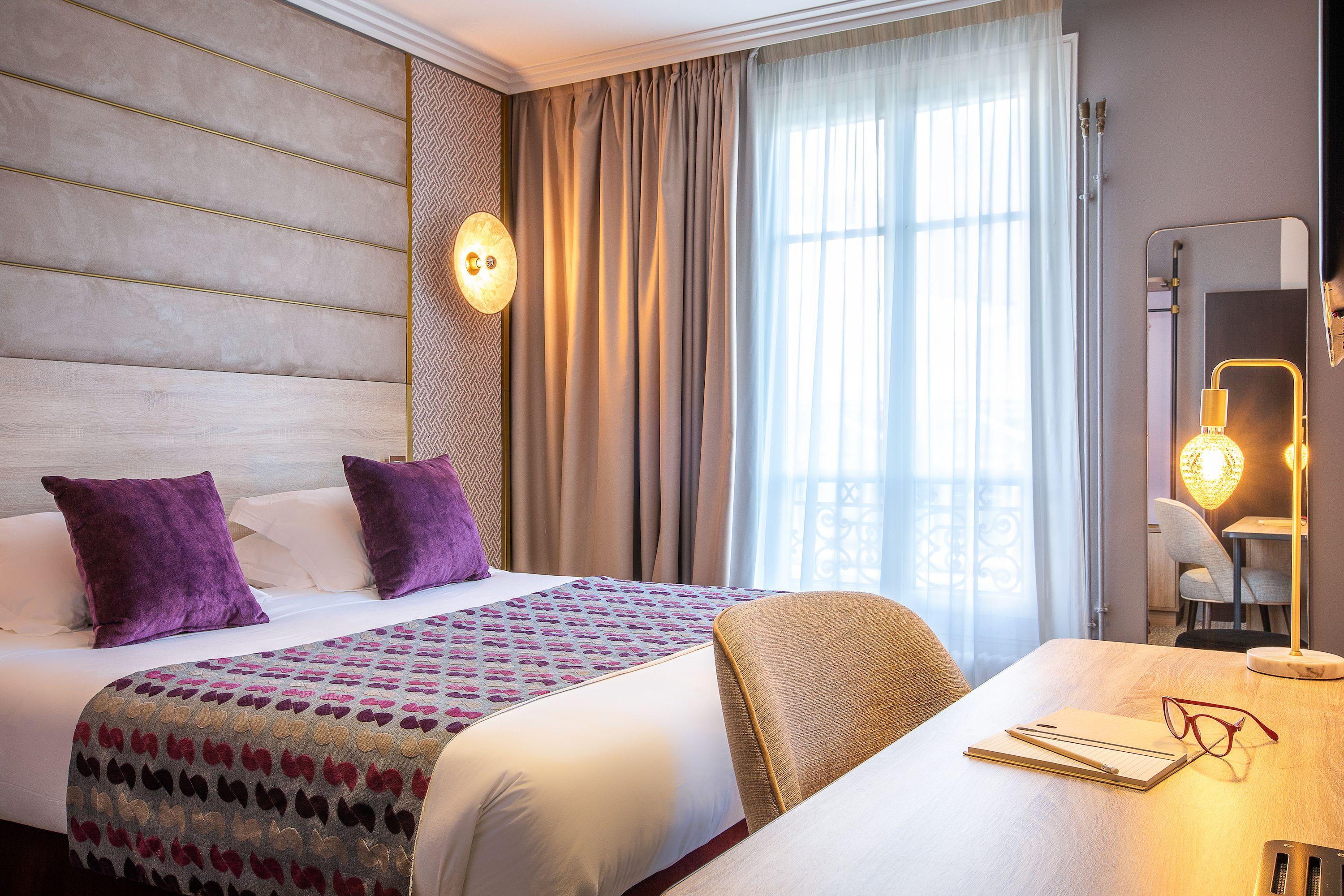 Nude - Color Vision Hotel