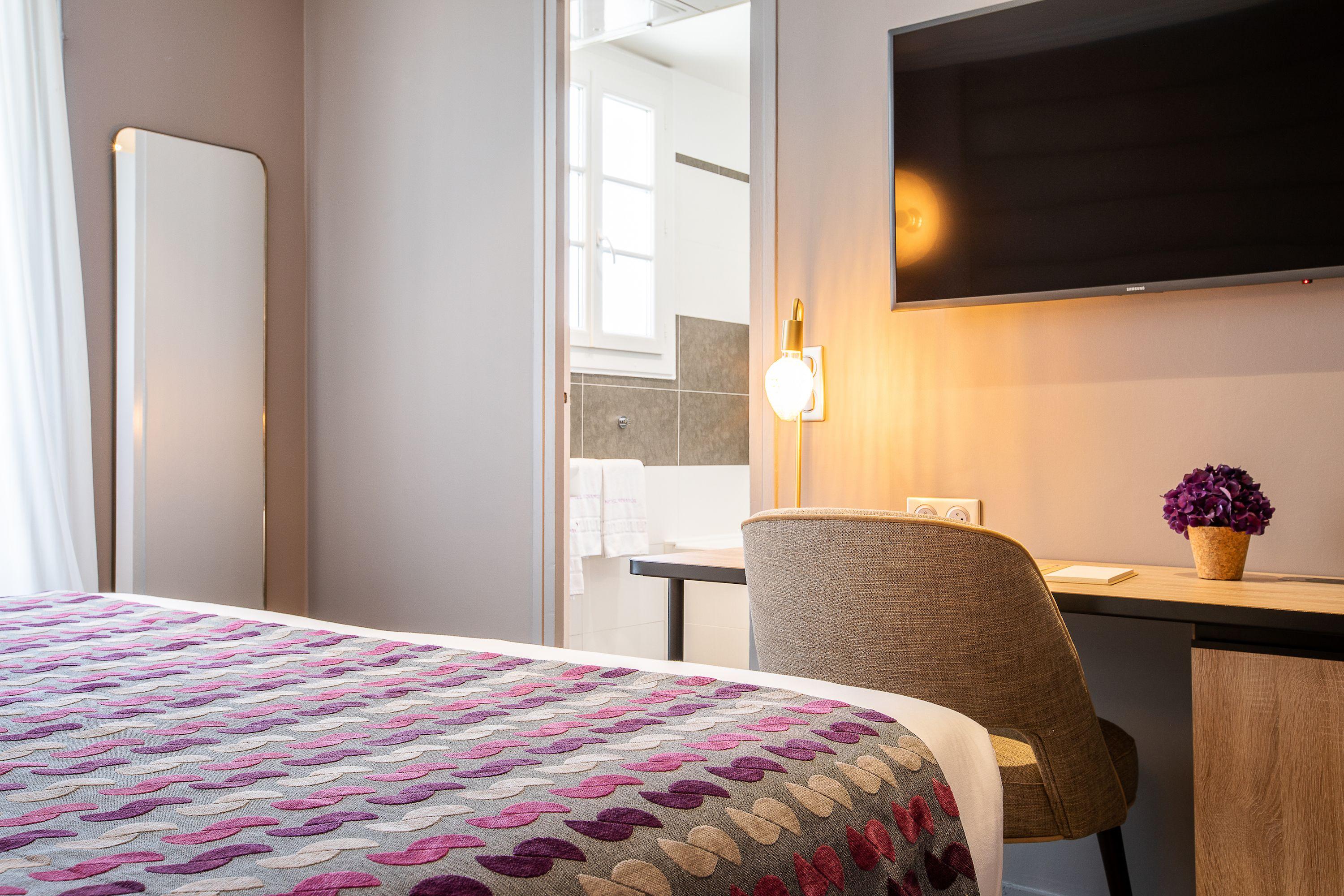 Hotel Nude - Color Vision