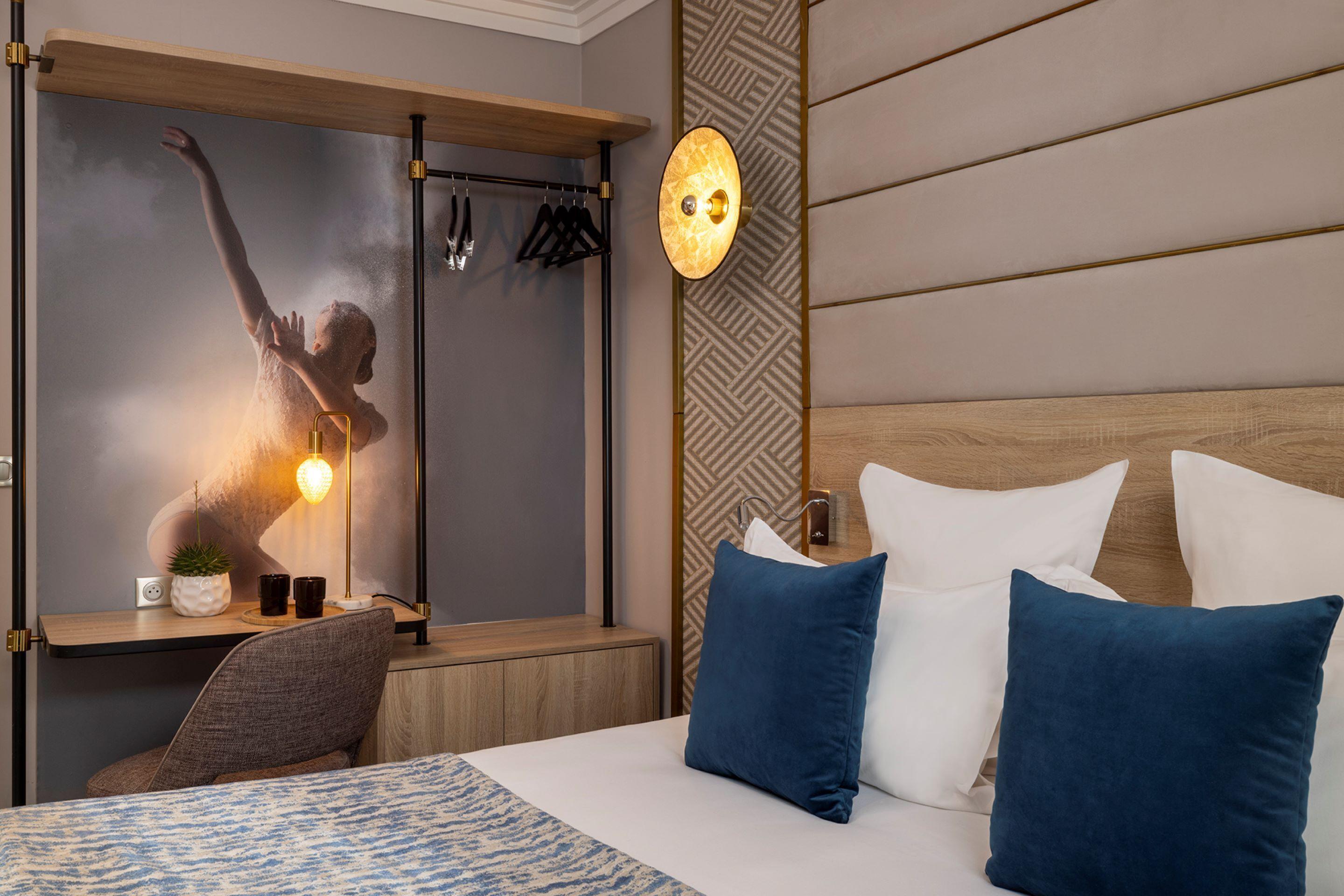 Nude - Color Vision Hotel