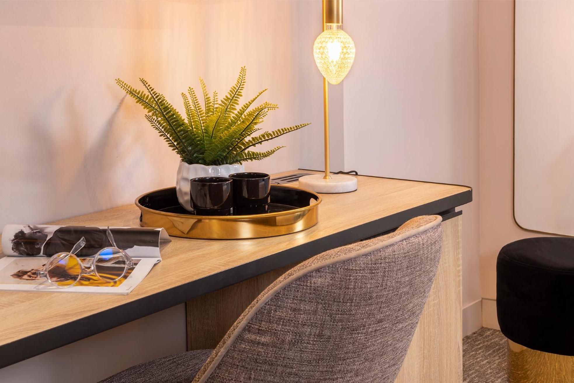 Nude - Color Vision Hotel