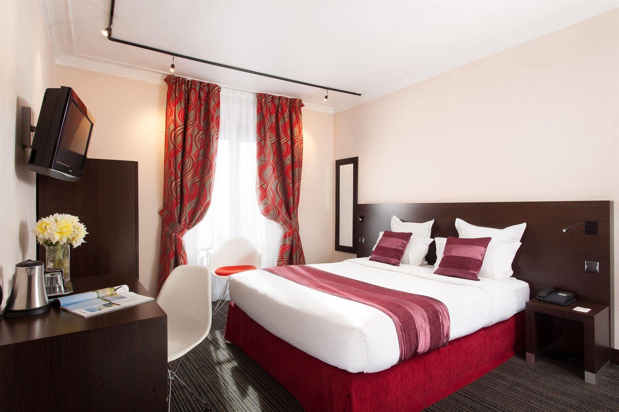 Nude - Color Vision Hotel